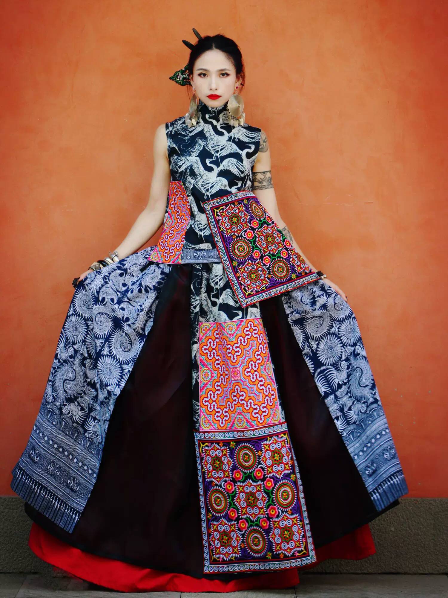Ethnic Clothing & Online Fashion Store Khaadi Uk - 伝統的な苗江少女服 ミャオ族刺繍ポケット付き 黒鶴柄バティック スタンドカラー エスニックスタイル ベストとスカートのセット