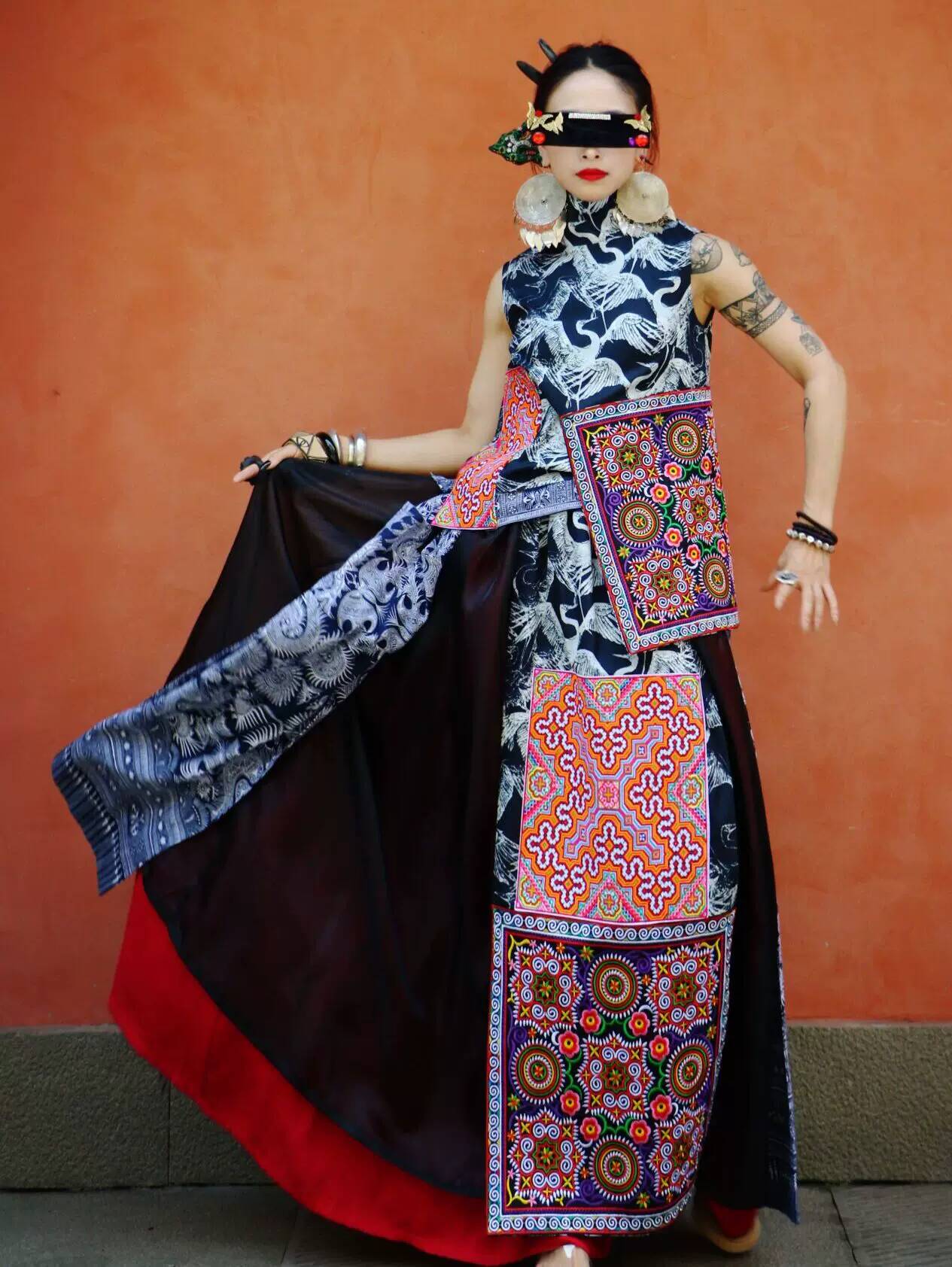 伝統的な苗江少女服 ミャオ族刺繍ポケット付き 黒鶴柄バティッ - Ethnic Clothing & Online Fashion Store Khaadi Uk のレビューと価格