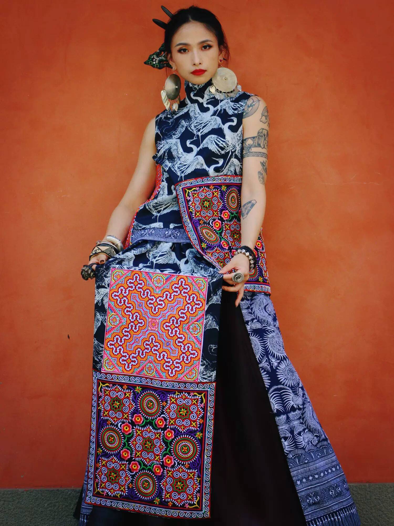 伝統的な苗江少女服 ミャオ族刺繍ポケット付き 黒鶴柄バティッ - Ethnic Clothing & Online Fashion Store Khaadi Uk のレビューと価格